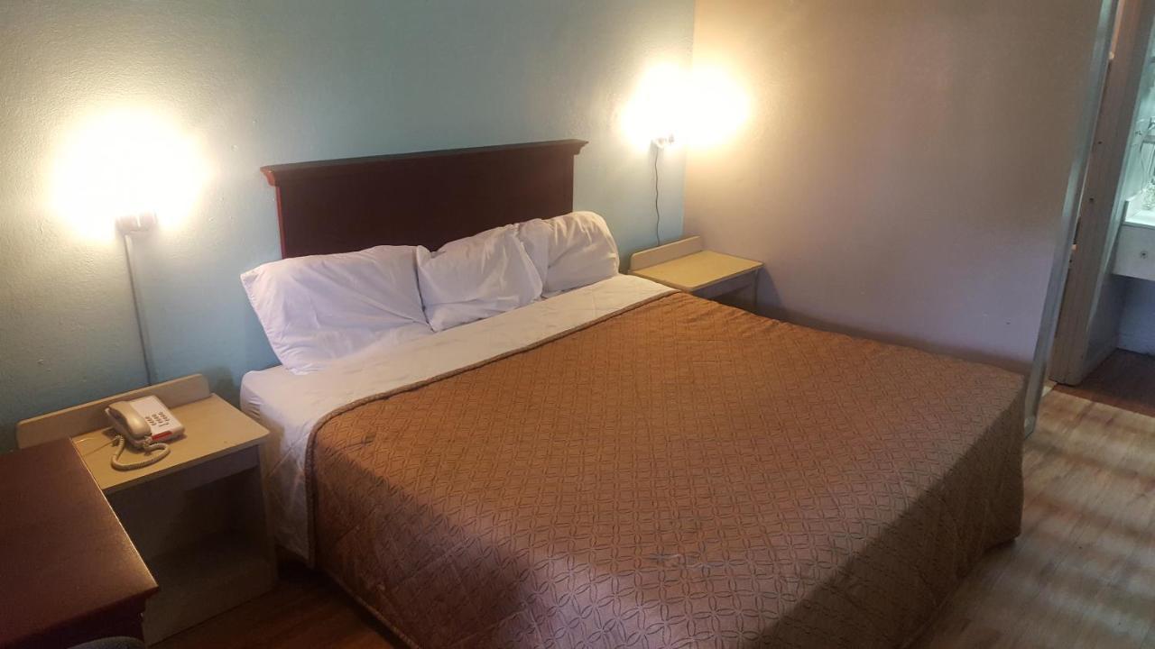 Rodeway Inn Jonesboro Bagian luar foto